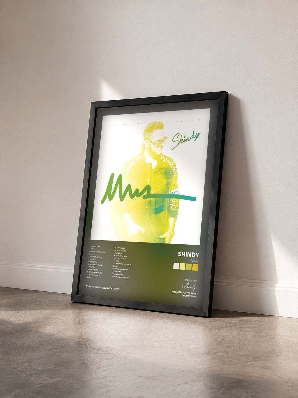 #noir Tableau de l'album NWA de Shindy vu de trois quarts, cadre noir