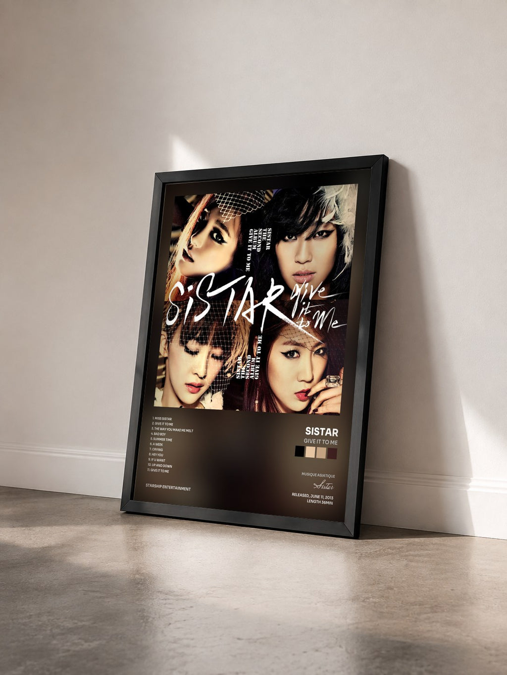 #noir Tableau de l'album Give It To Me de Sistar vu de trois quarts, cadre noir