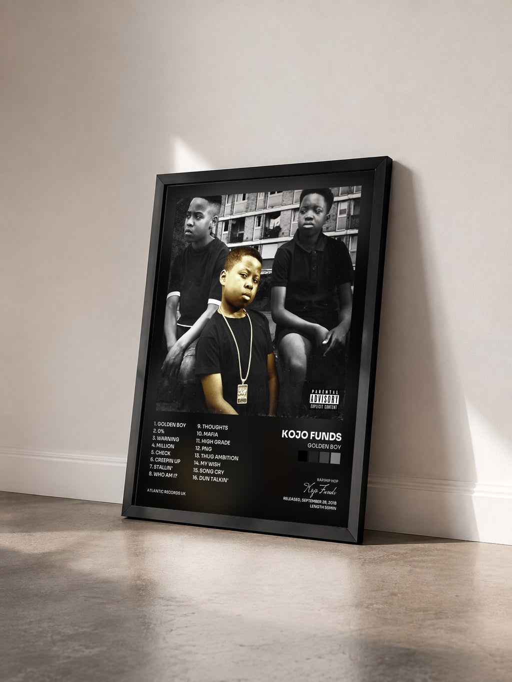 #noir Tableau de l'album Golden Boy de Kojo Funds vu de trois quarts, cadre noir