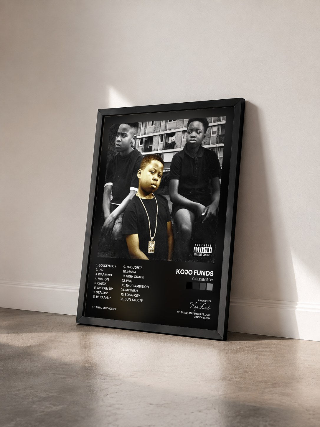 #noir Tableau de l'album Golden Boy de Kojo Funds vu de trois quarts, cadre noir