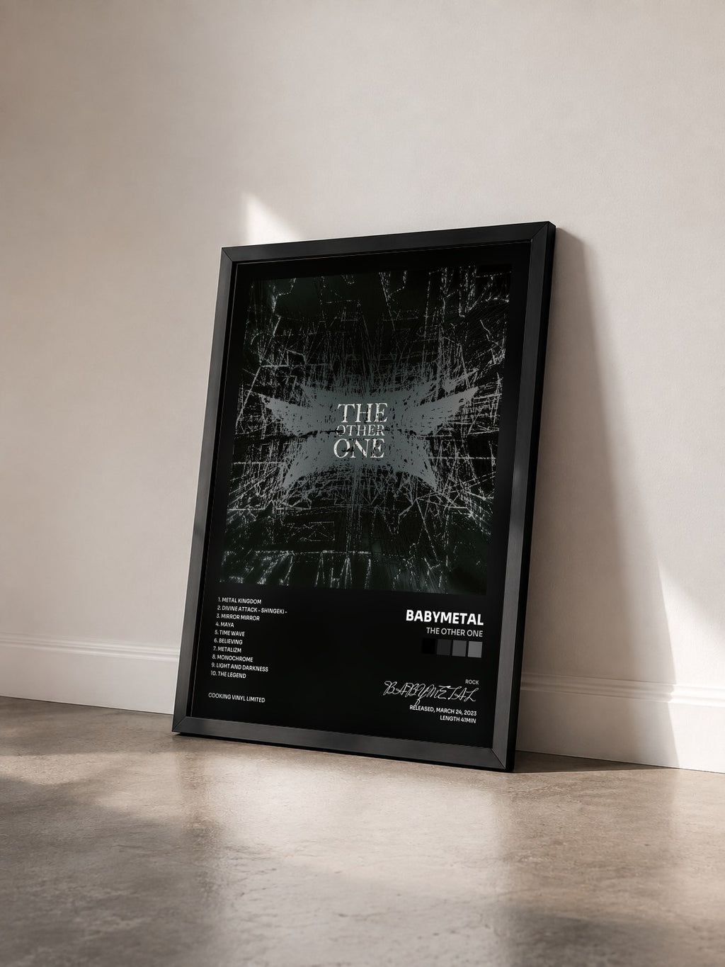 #noir Tableau de l'album THE OTHER ONE de BABYMETAL vu de trois quarts, cadre noir