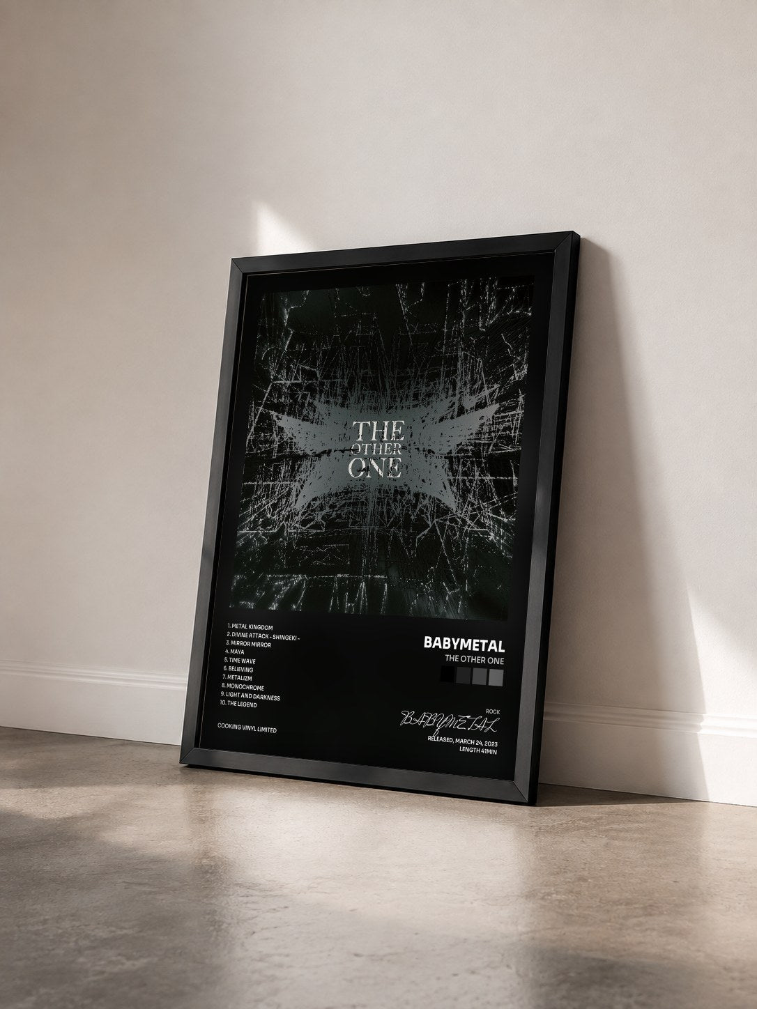 #noir Tableau de l'album THE OTHER ONE de BABYMETAL vu de trois quarts, cadre noir