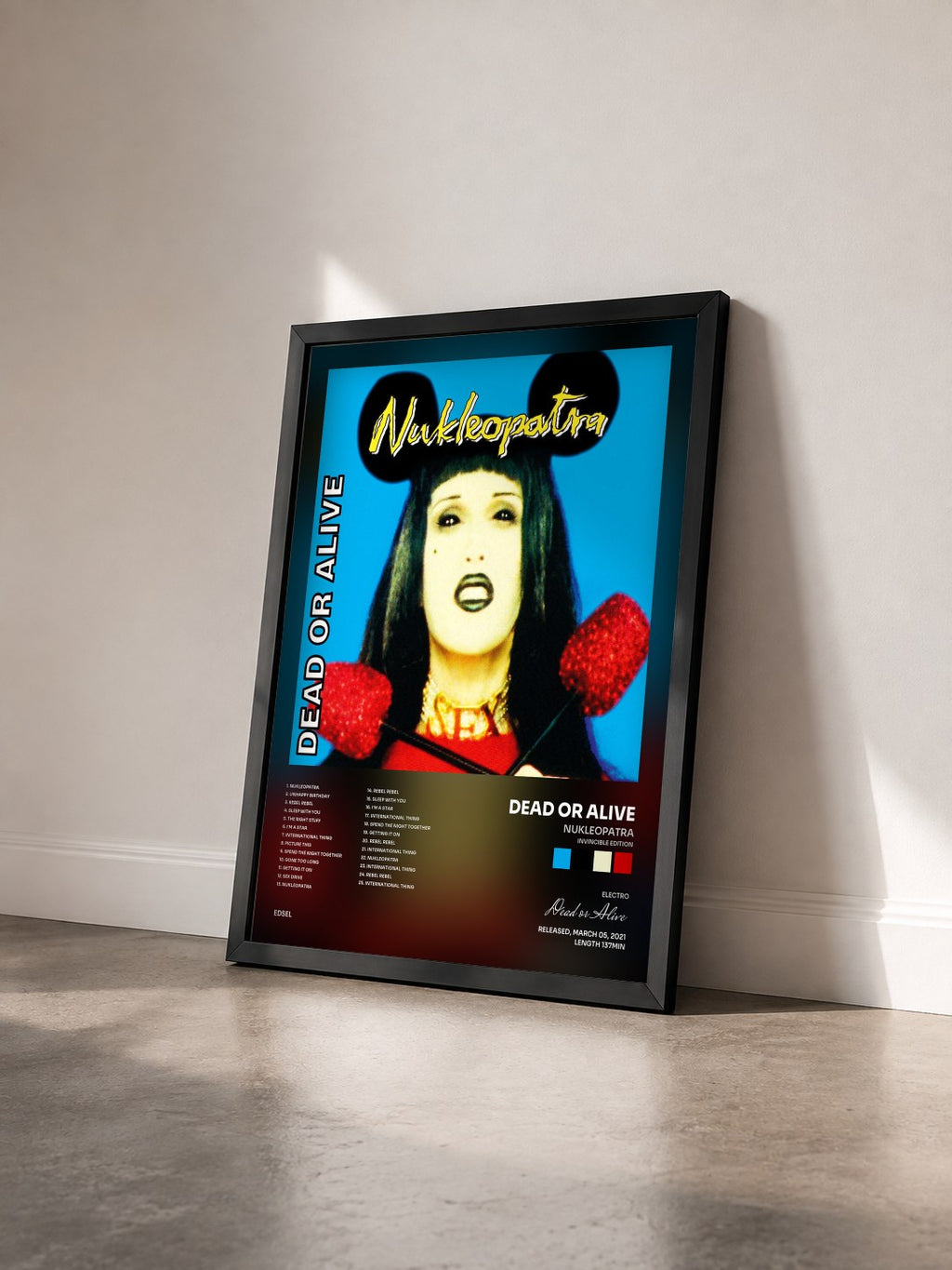 #noir Tableau de l'album Nukleopatra (Invincible Edition) de Dead or Alive vu de trois quarts, cadre noir