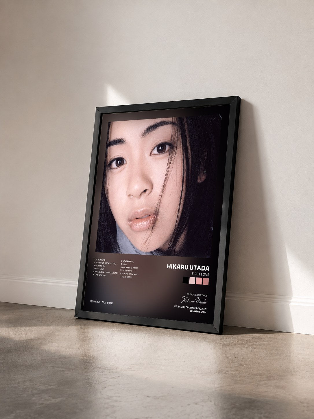 #noir Tableau de l'album First Love de Hikaru Utada vu de trois quarts, cadre noir
