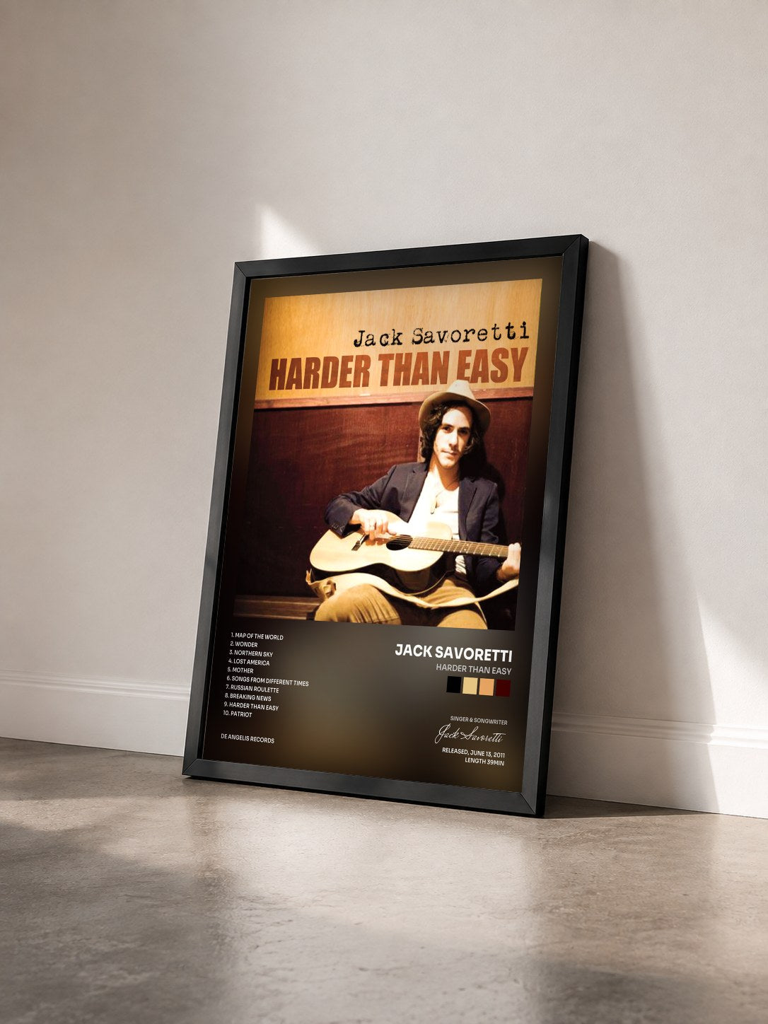 #noir Tableau de l'album Harder Than Easy de Jack Savoretti vu de trois quarts, cadre noir