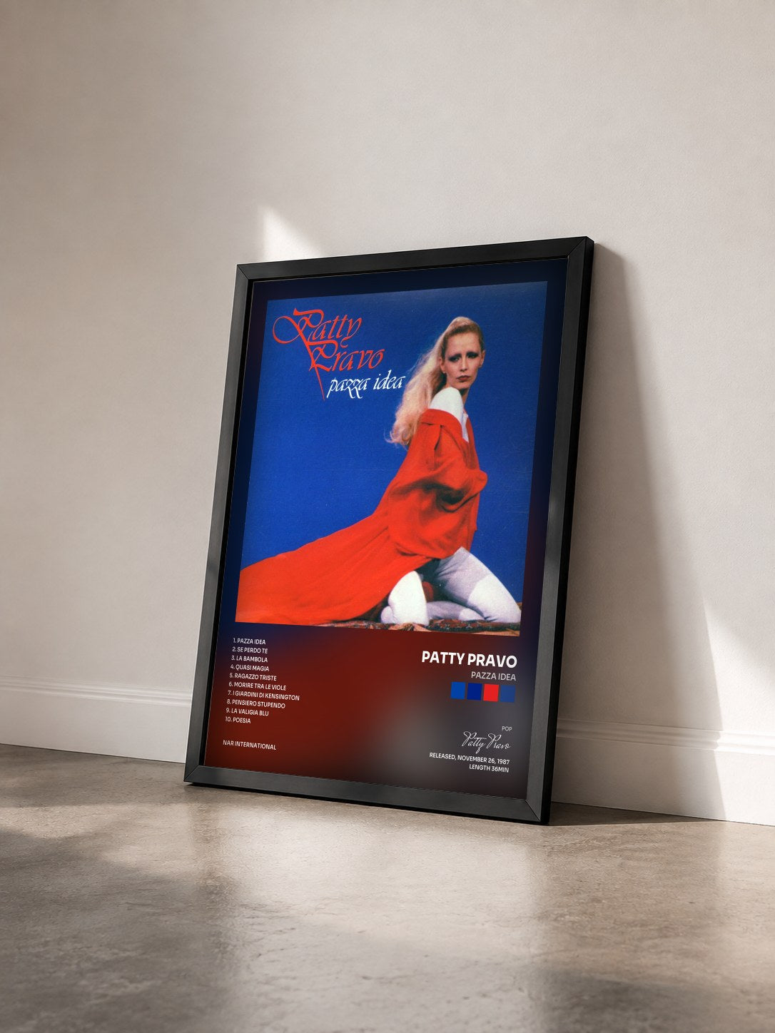 #noir Tableau de l'album Pazza idea de Patty Pravo vu de trois quarts, cadre noir