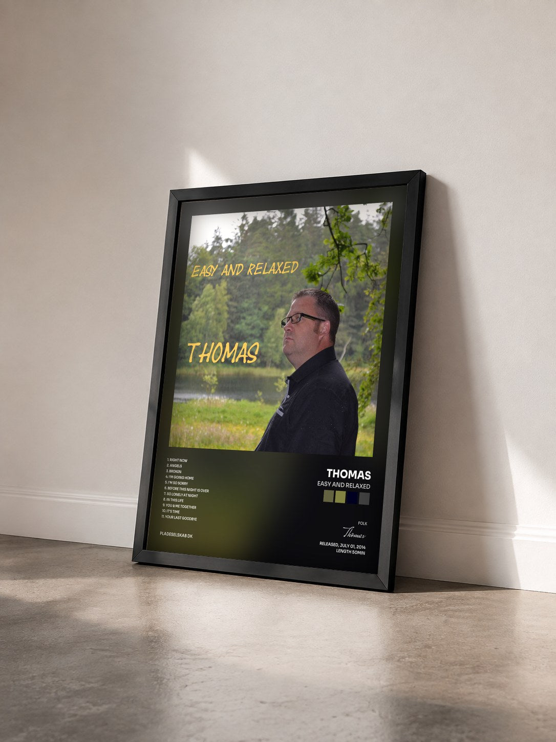 #noir Tableau de l'album Easy and Relaxed de Thomas vu de trois quarts, cadre noir