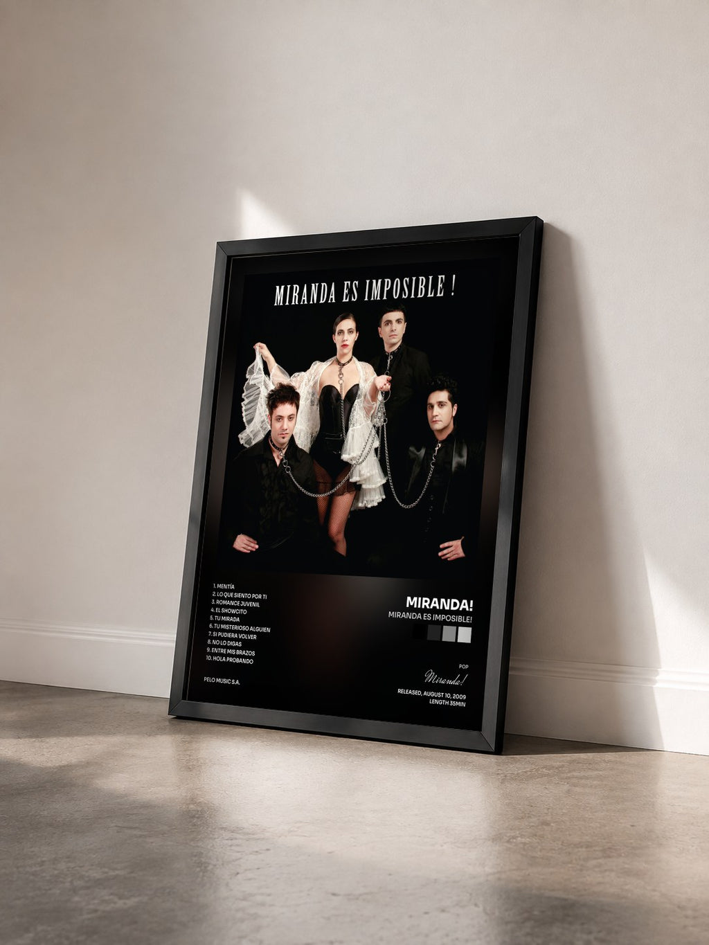 #noir Tableau de l'album Miranda Es Imposible! de Miranda! vu de trois quarts, cadre noir