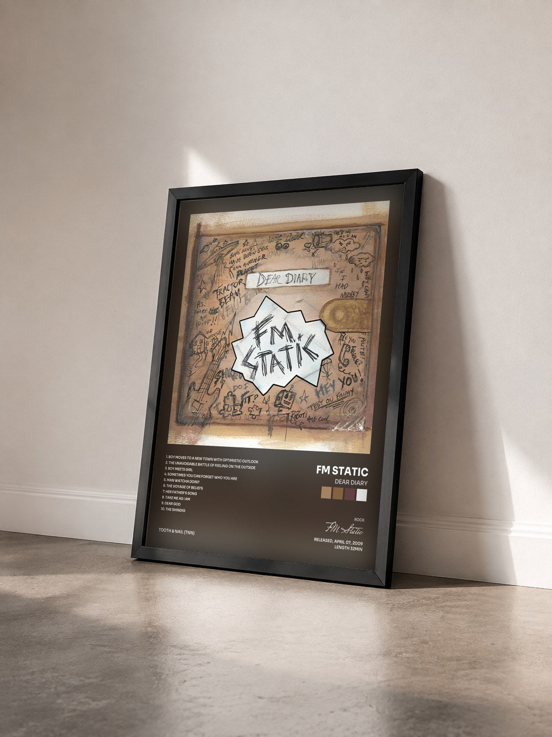 #noir Tableau de l'album Dear Diary de FM Static vu de trois quarts, cadre noir