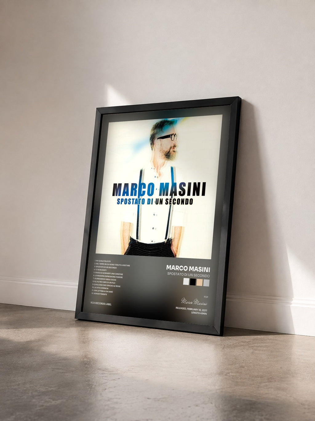 #noir Tableau de l'album Spostato di un secondo de Marco Masini vu de trois quarts, cadre noir