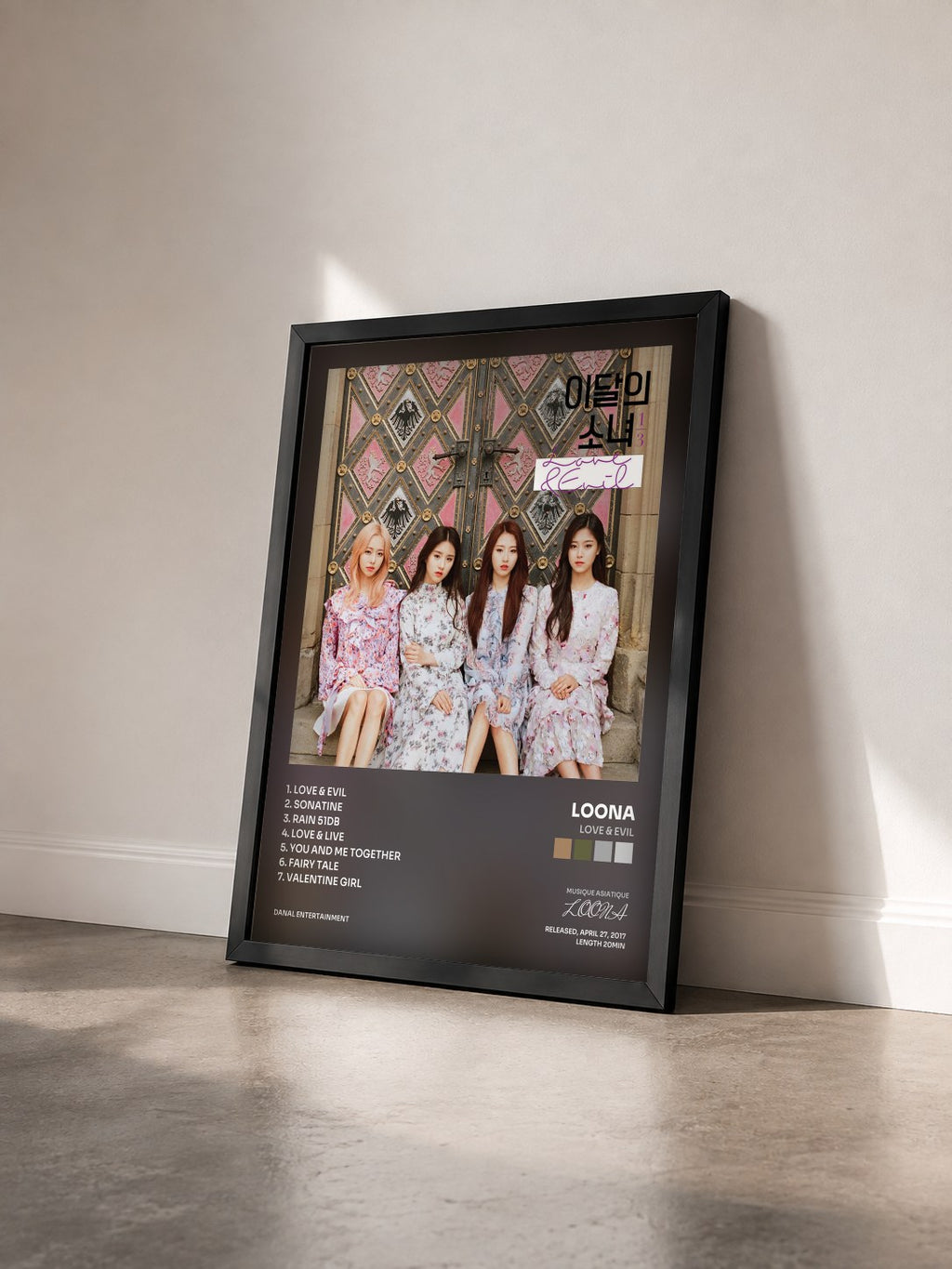 #noir Tableau de l'album Love & Evil de LOONA vu de trois quarts, cadre noir