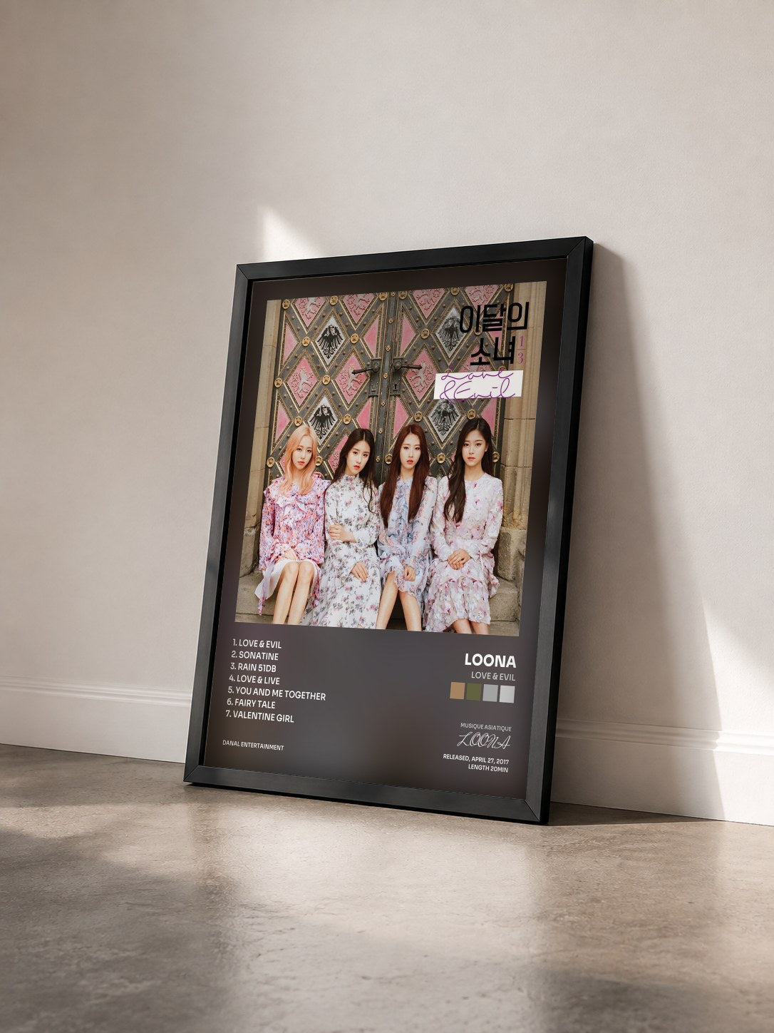 #noir Tableau de l'album Love & Evil de LOONA vu de trois quarts, cadre noir