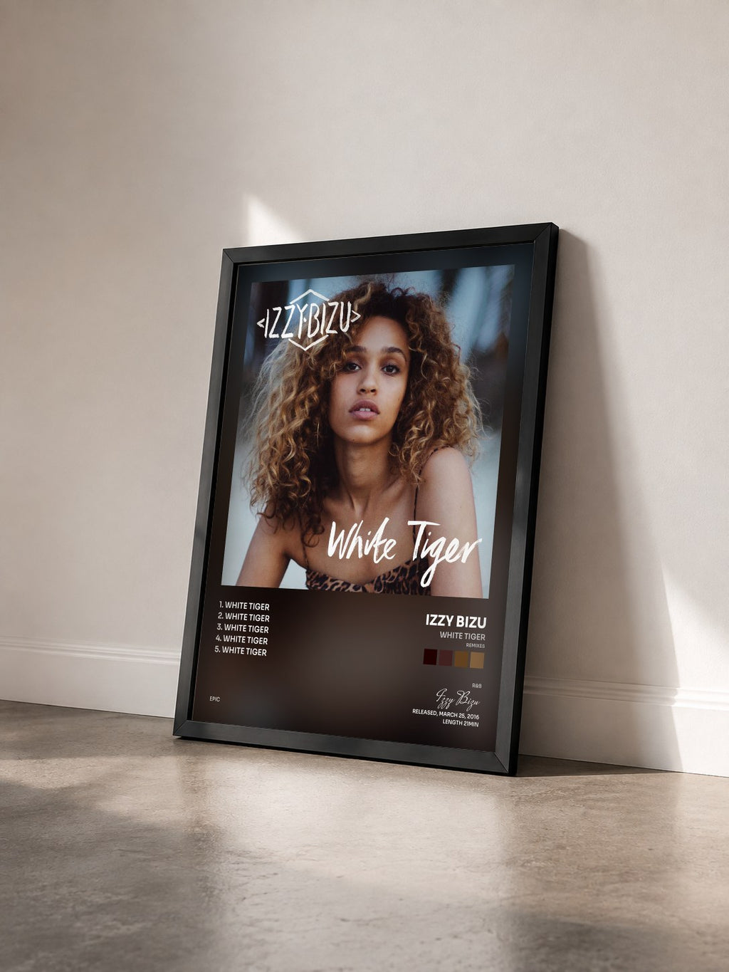 #noir Tableau de l'album White Tiger (Remixes) de Izzy Bizu vu de trois quarts, cadre noir