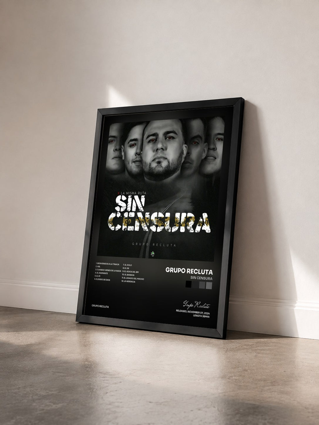 #noir Tableau de l'album Sin Censura de Grupo Recluta vu de trois quarts, cadre noir