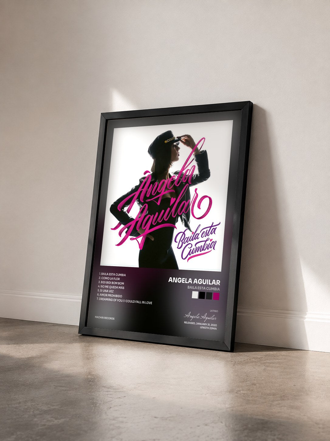 #noir Tableau de l'album Baila Esta Cumbia de Angela Aguilar vu de trois quarts, cadre noir