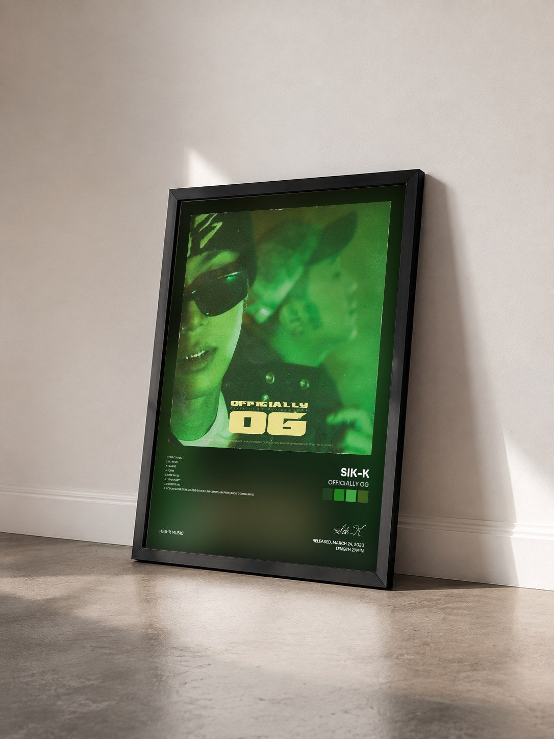 #noir Tableau de l'album Officially OG de Sik-K vu de trois quarts, cadre noir