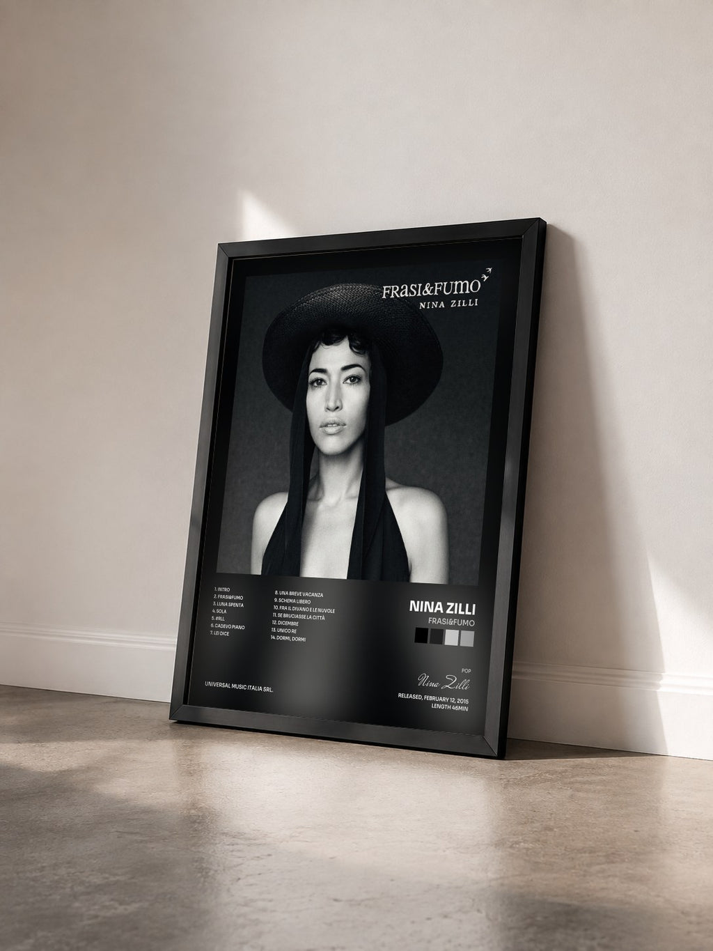 #noir Tableau de l'album Frasi&Fumo de Nina Zilli vu de trois quarts, cadre noir