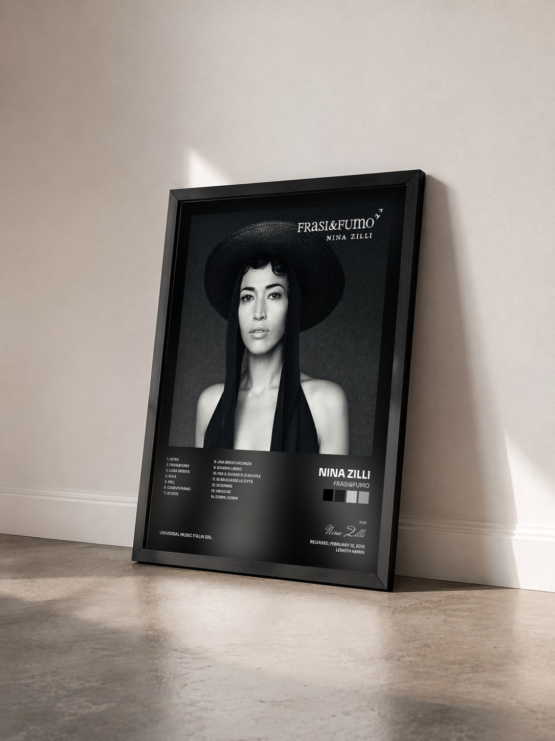 #noir Tableau de l'album Frasi&Fumo de Nina Zilli vu de trois quarts, cadre noir