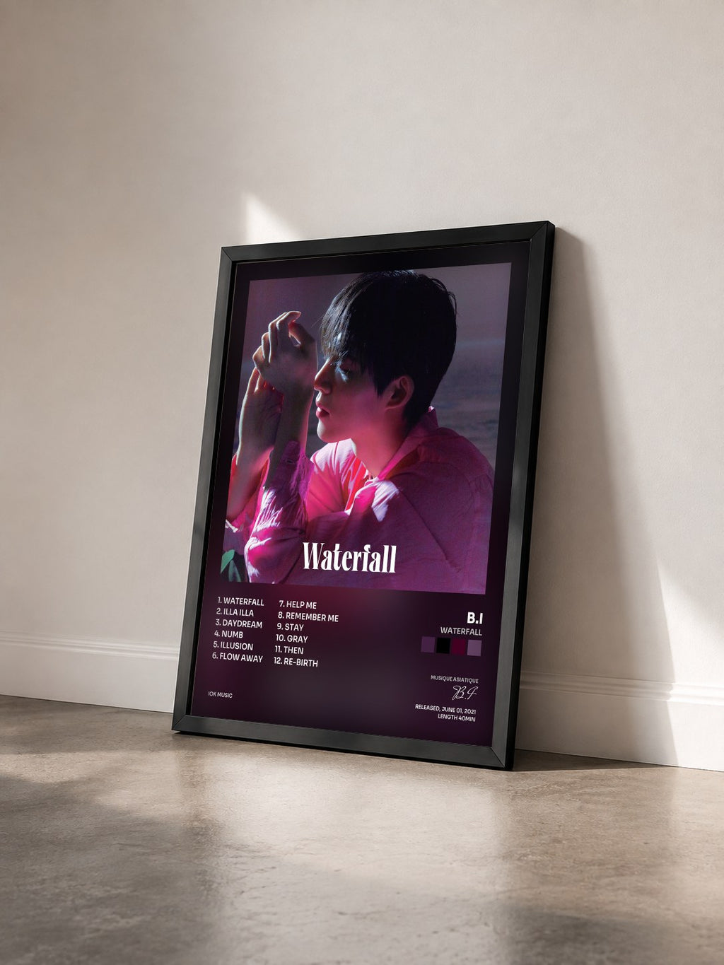 #noir Tableau de l'album WATERFALL de B.I vu de trois quarts, cadre noir