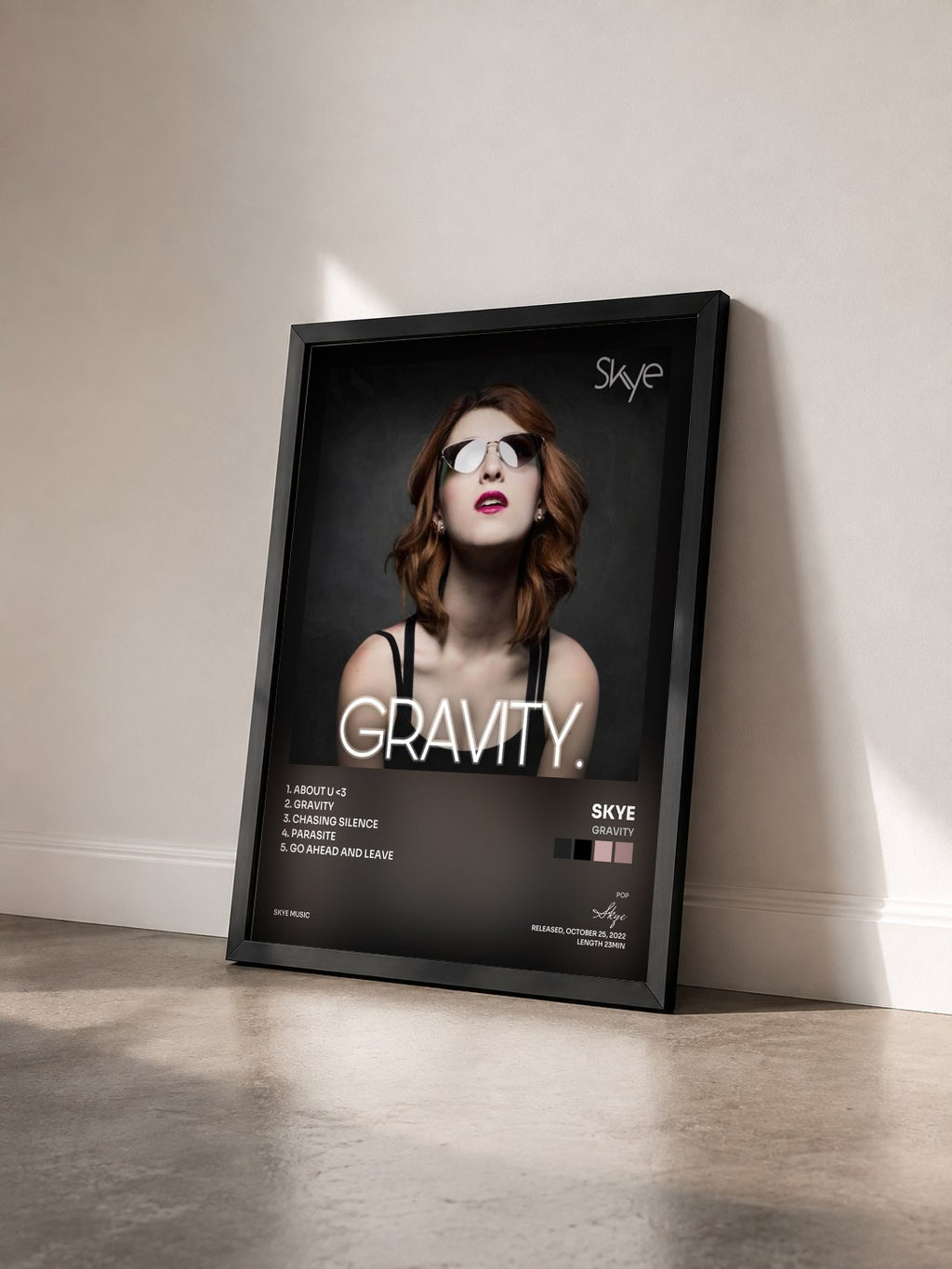 #noir Tableau de l'album Gravity de Skye vu de trois quarts, cadre noir
