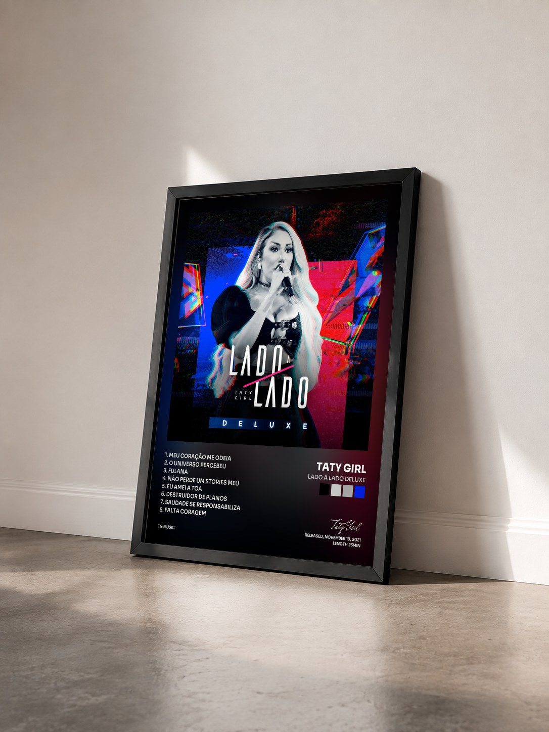 #noir Tableau de l'album Lado a Lado DELUXE de Taty Girl vu de trois quarts, cadre noir