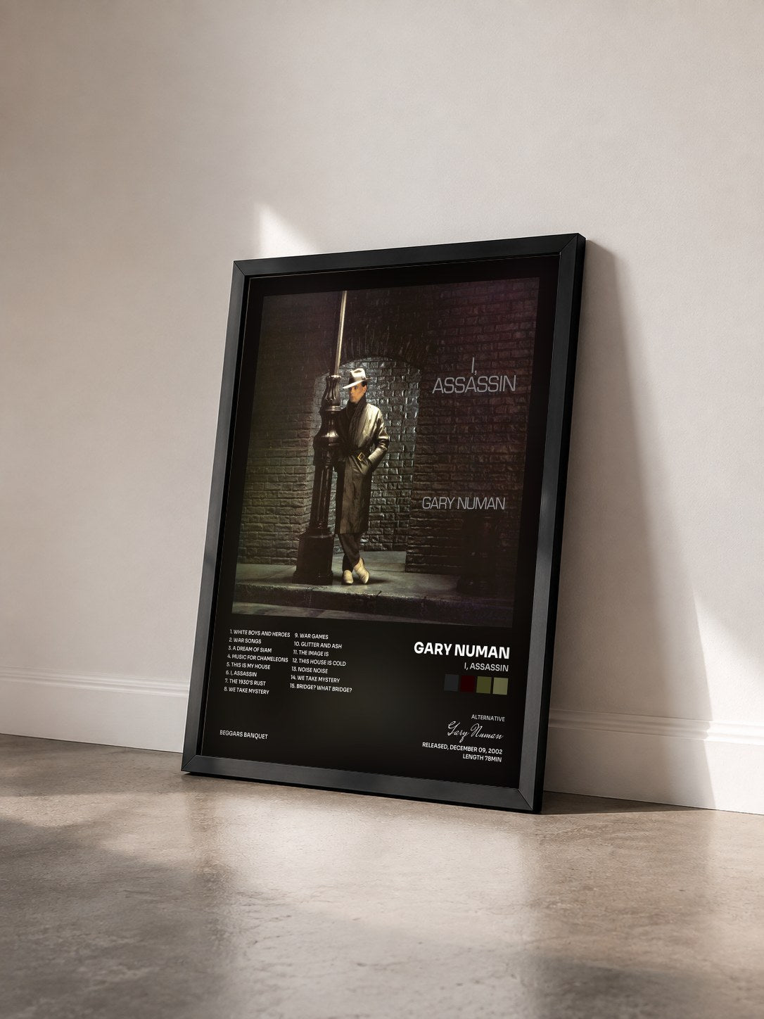 #noir Tableau de l'album I, Assassin de Gary Numan vu de trois quarts, cadre noir