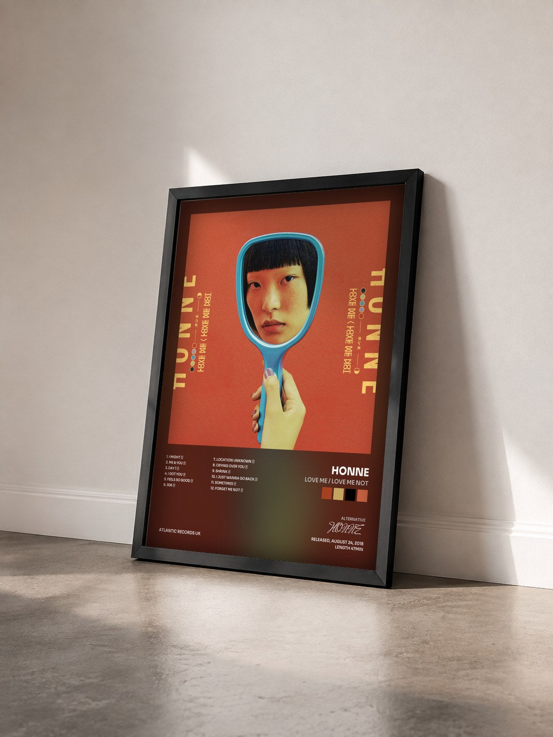 #noir Tableau de l'album Love Me / Love Me Not de HONNE vu de trois quarts, cadre noir