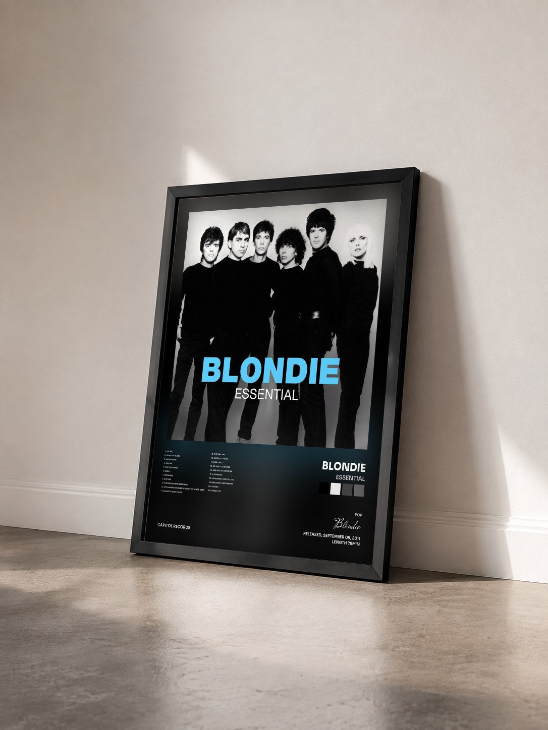 #noir Tableau de l'album Essential de Blondie vu de trois quarts, cadre noir