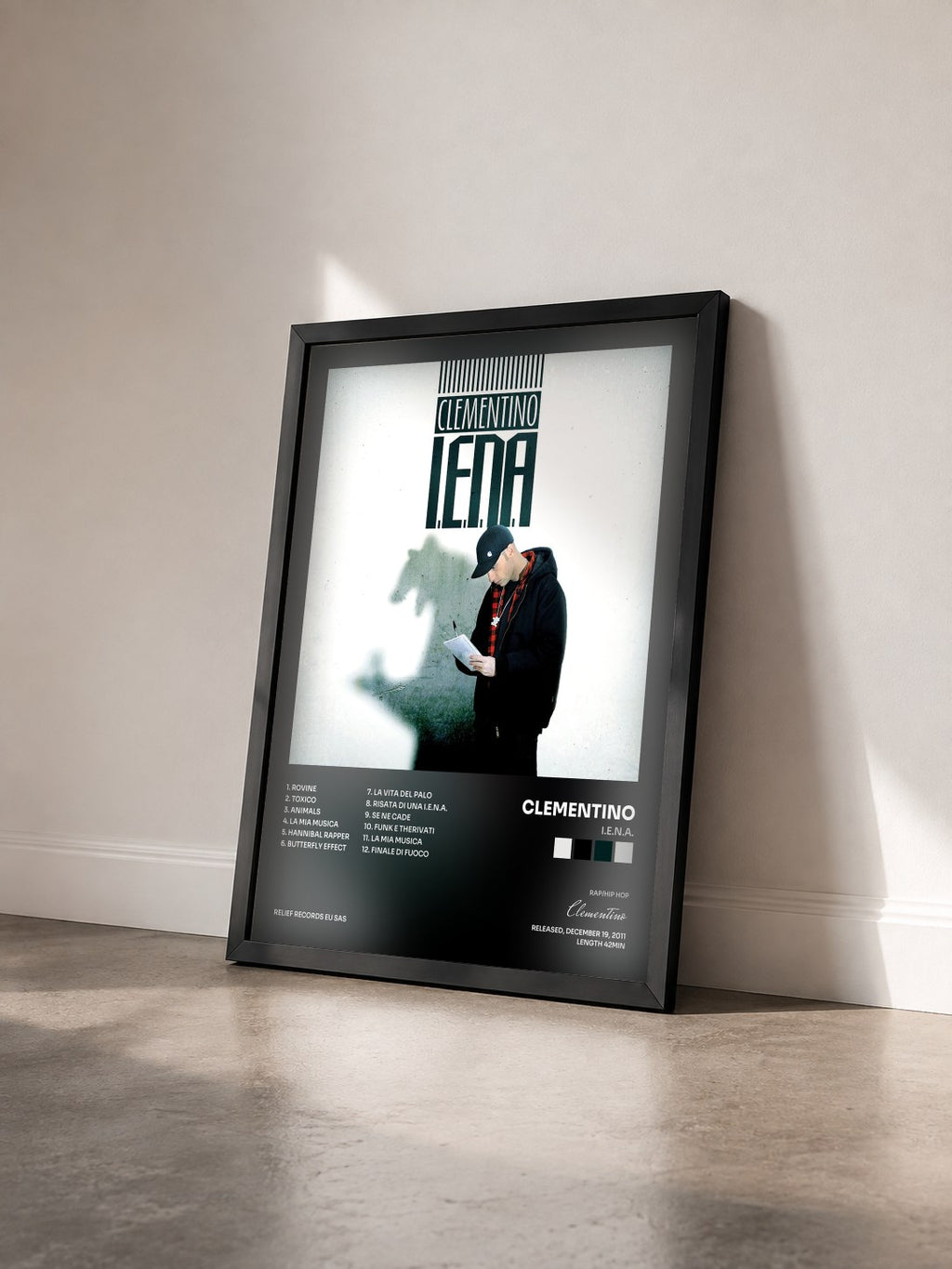 #noir Tableau de l'album I.E.N.A. de Clementino vu de trois quarts, cadre noir