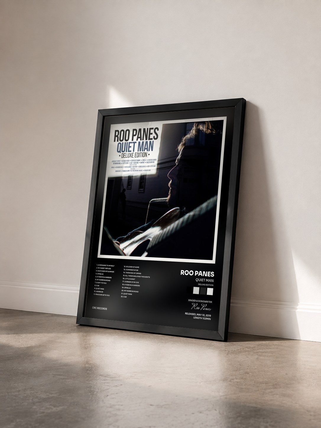 #noir Tableau de l'album Quiet Man (Deluxe Edition) de Roo Panes vu de trois quarts, cadre noir