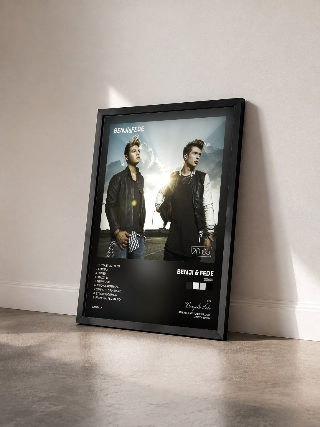 #noir Tableau de l'album 20:05 de Benji & Fede vu de trois quarts, cadre noir