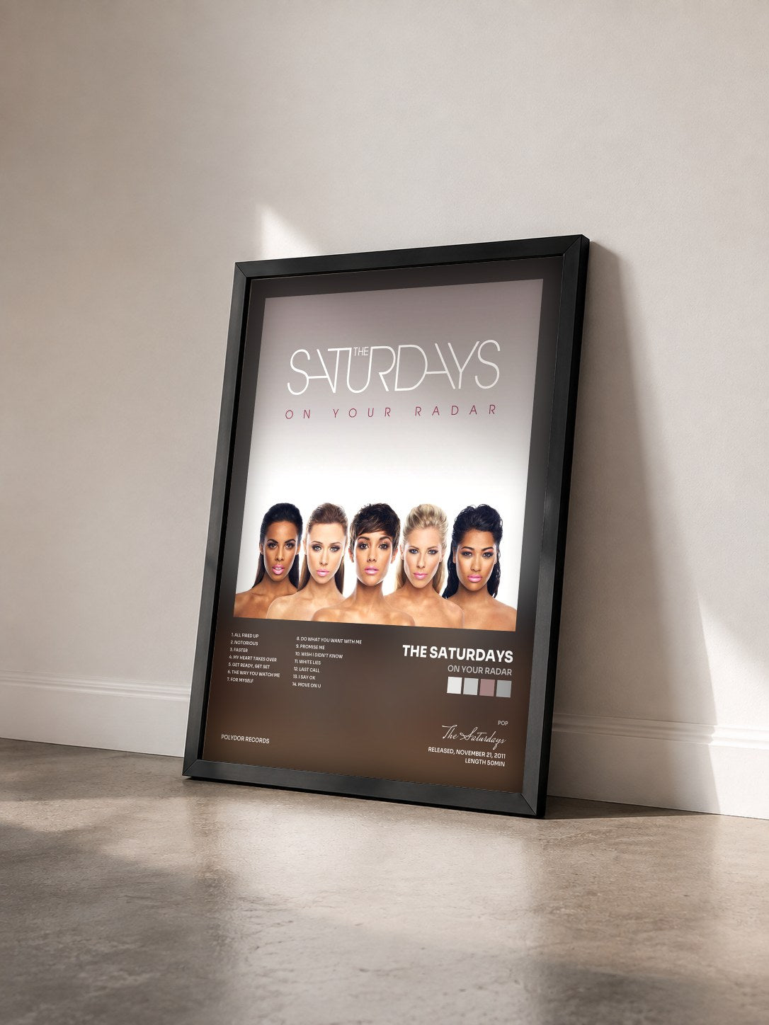 #noir Tableau de l'album On Your Radar de The Saturdays vu de trois quarts, cadre noir