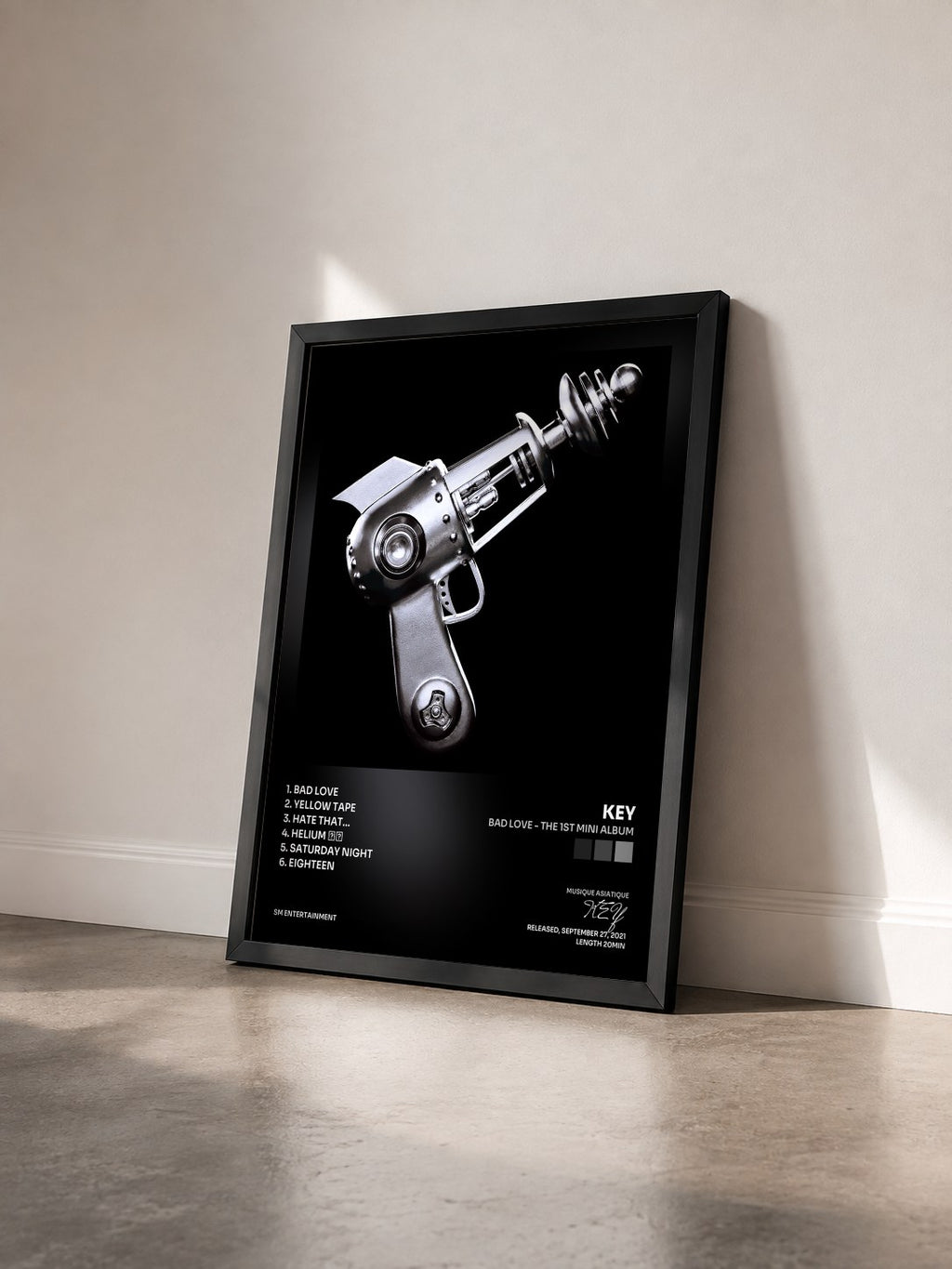 #noir Tableau de l'album BAD LOVE - The 1st Mini Album de KEY vu de trois quarts, cadre noir