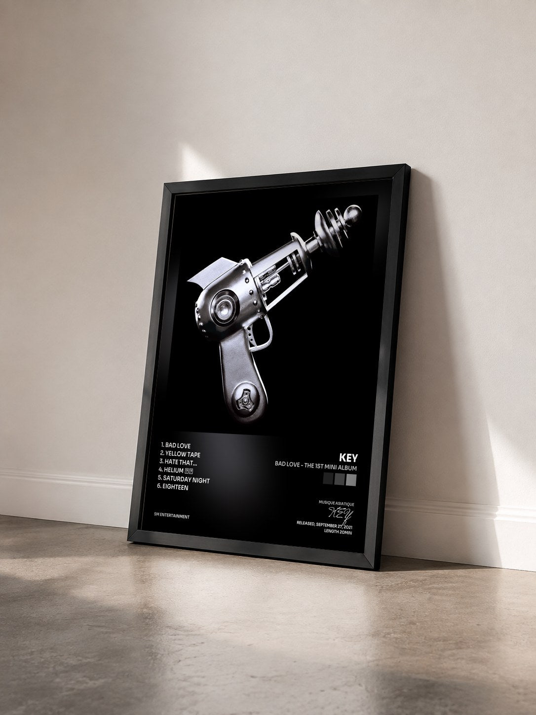 #noir Tableau de l'album BAD LOVE - The 1st Mini Album de KEY vu de trois quarts, cadre noir