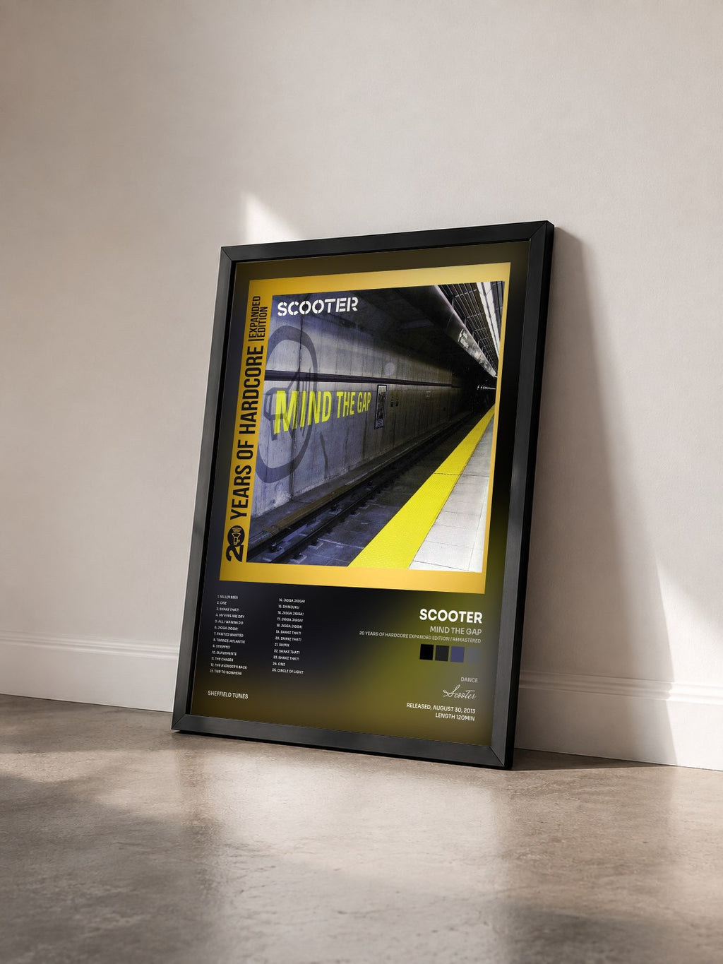 #noir Mind The Gap (20 Years Of Hardcore Expanded Edition / Remastered) von Scooter als gerahmter Kunstdruck von schräg gesehen, schwarzer Rahmen