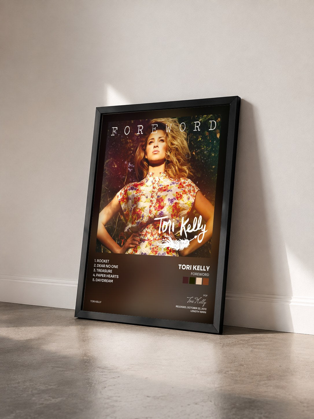#noir Tableau de l'album Foreword de Tori Kelly vu de trois quarts, cadre noir