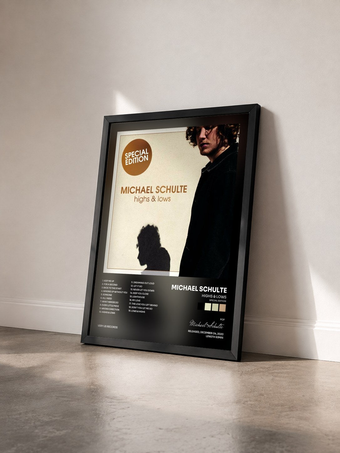 #noir Tableau de l'album Highs & Lows (Special Edition) de Michael Schulte vu de trois quarts, cadre noir