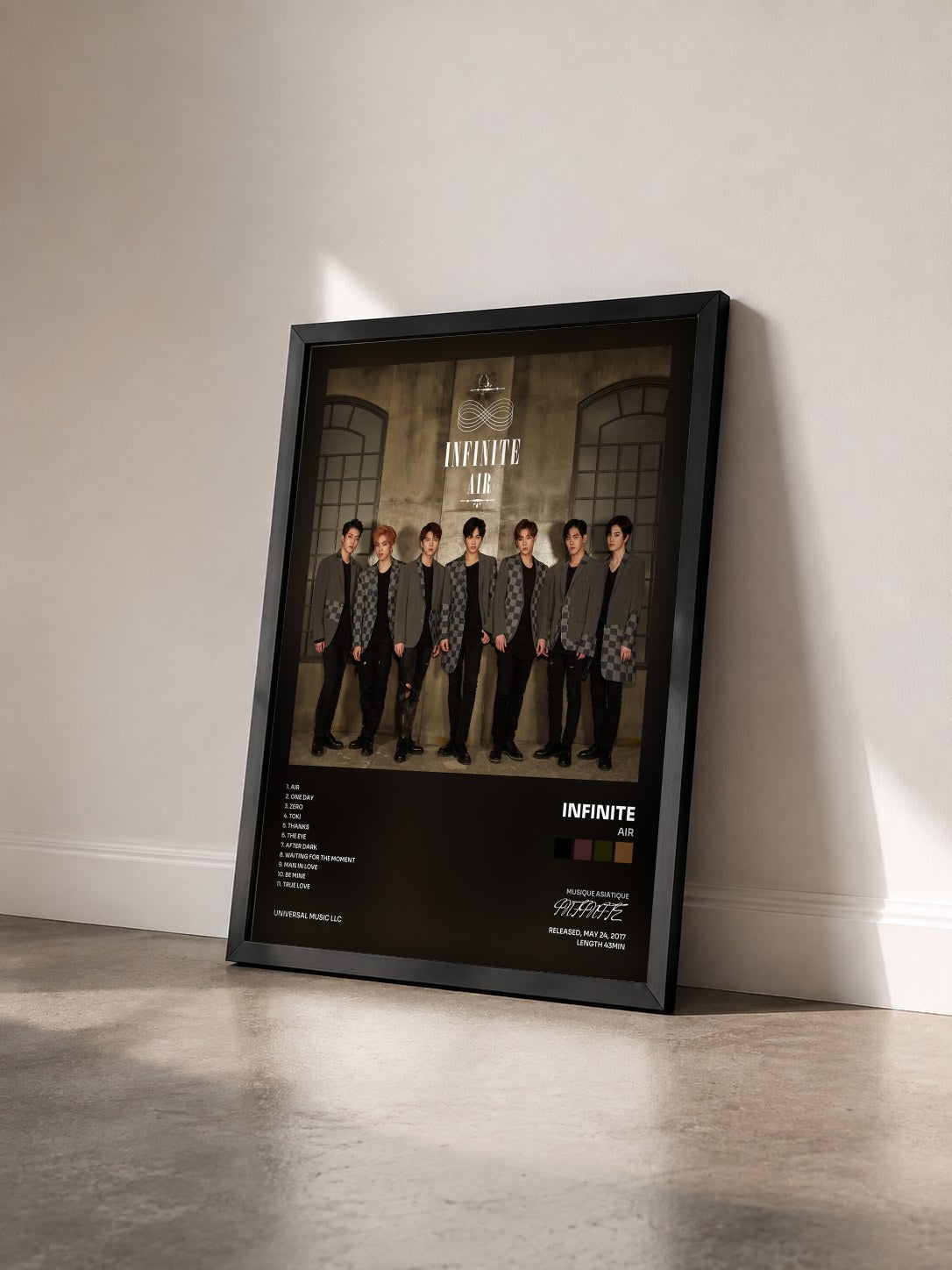 #noir Tableau de l'album Air de INFINITE vu de trois quarts, cadre noir