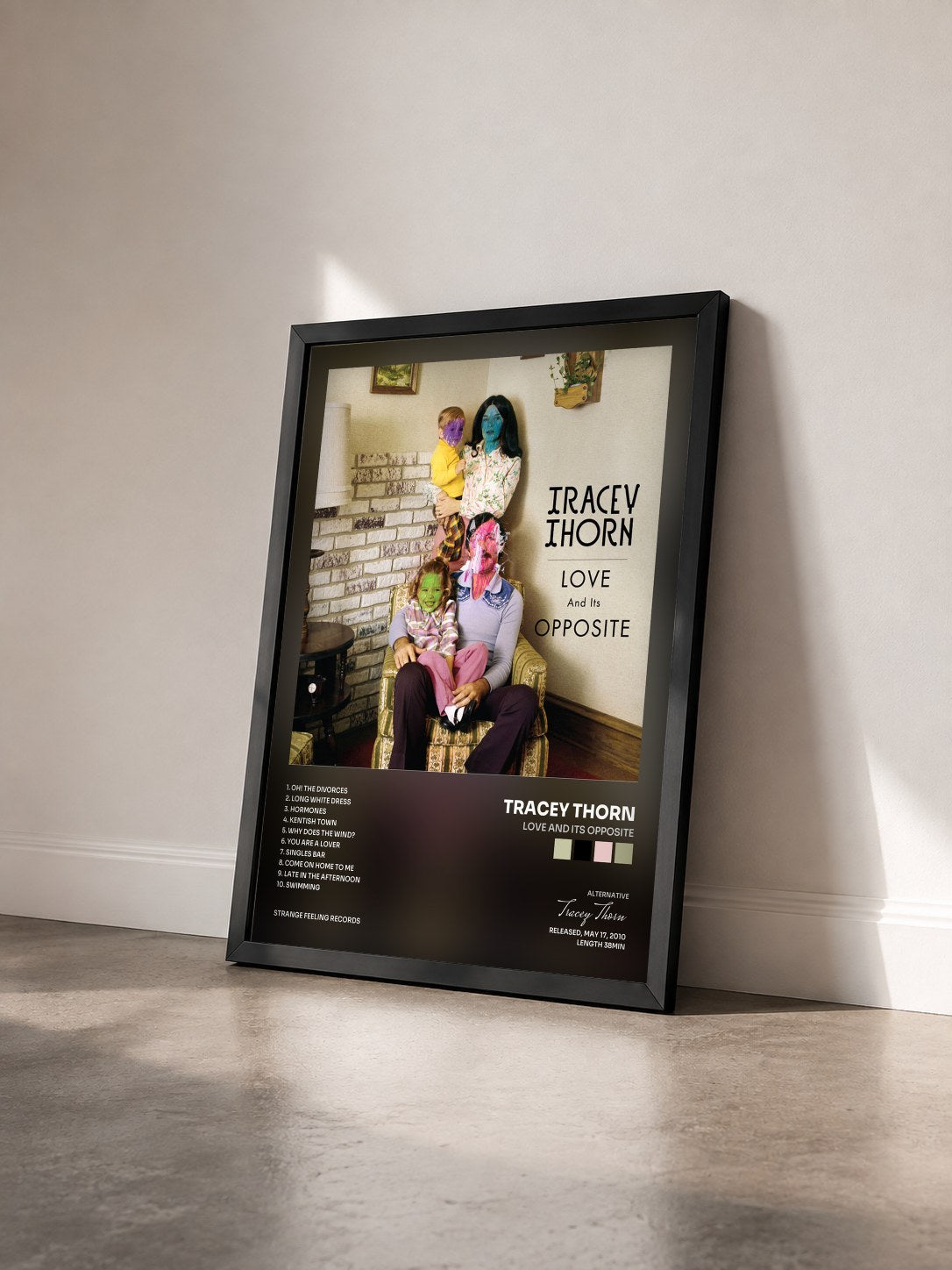 #noir Tableau de l'album Love and Its Opposite de Tracey Thorn vu de trois quarts, cadre noir