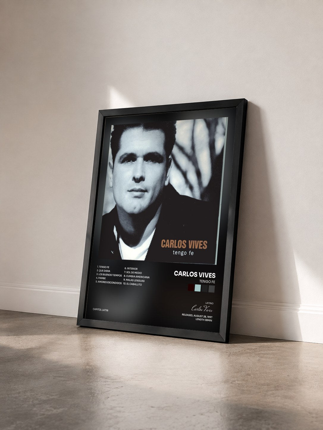 #noir Tableau de l'album Tengo Fe de Carlos Vives vu de trois quarts, cadre noir