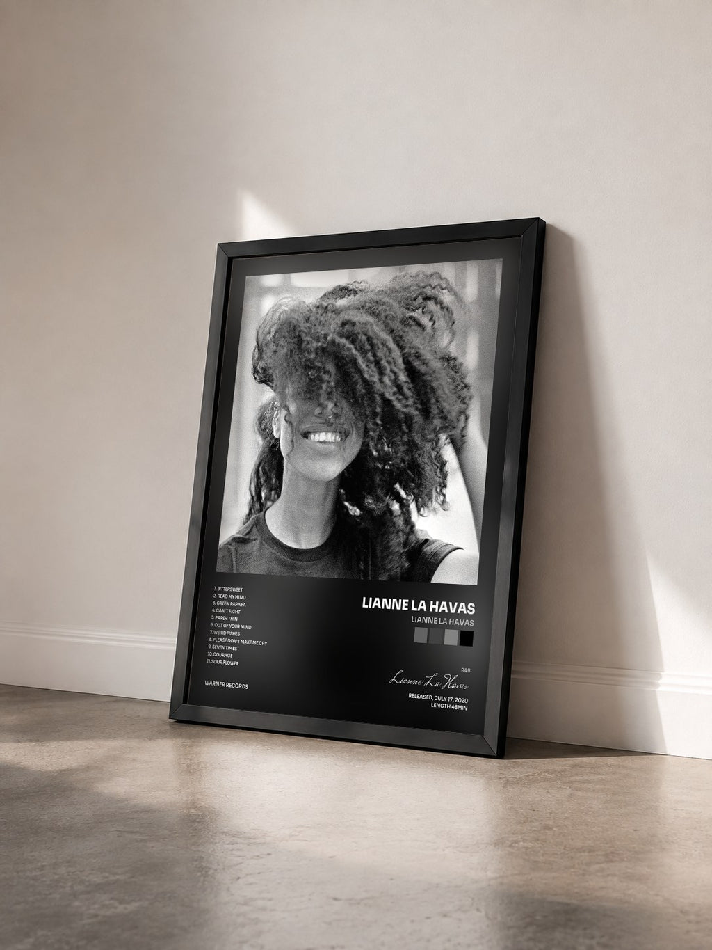 #noir Tableau de l'album Lianne La Havas de Lianne La Havas vu de trois quarts, cadre noir