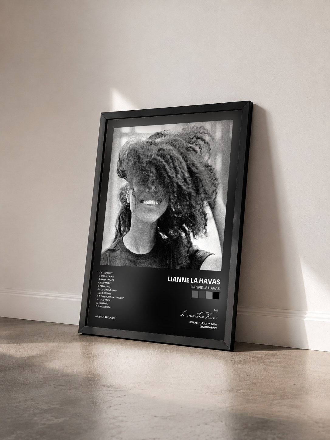 #noir Tableau de l'album Lianne La Havas de Lianne La Havas vu de trois quarts, cadre noir