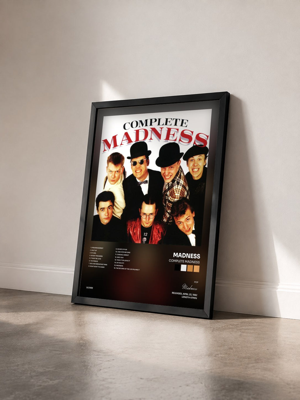 #noir Tableau de l'album Complete Madness de Madness vu de trois quarts, cadre noir