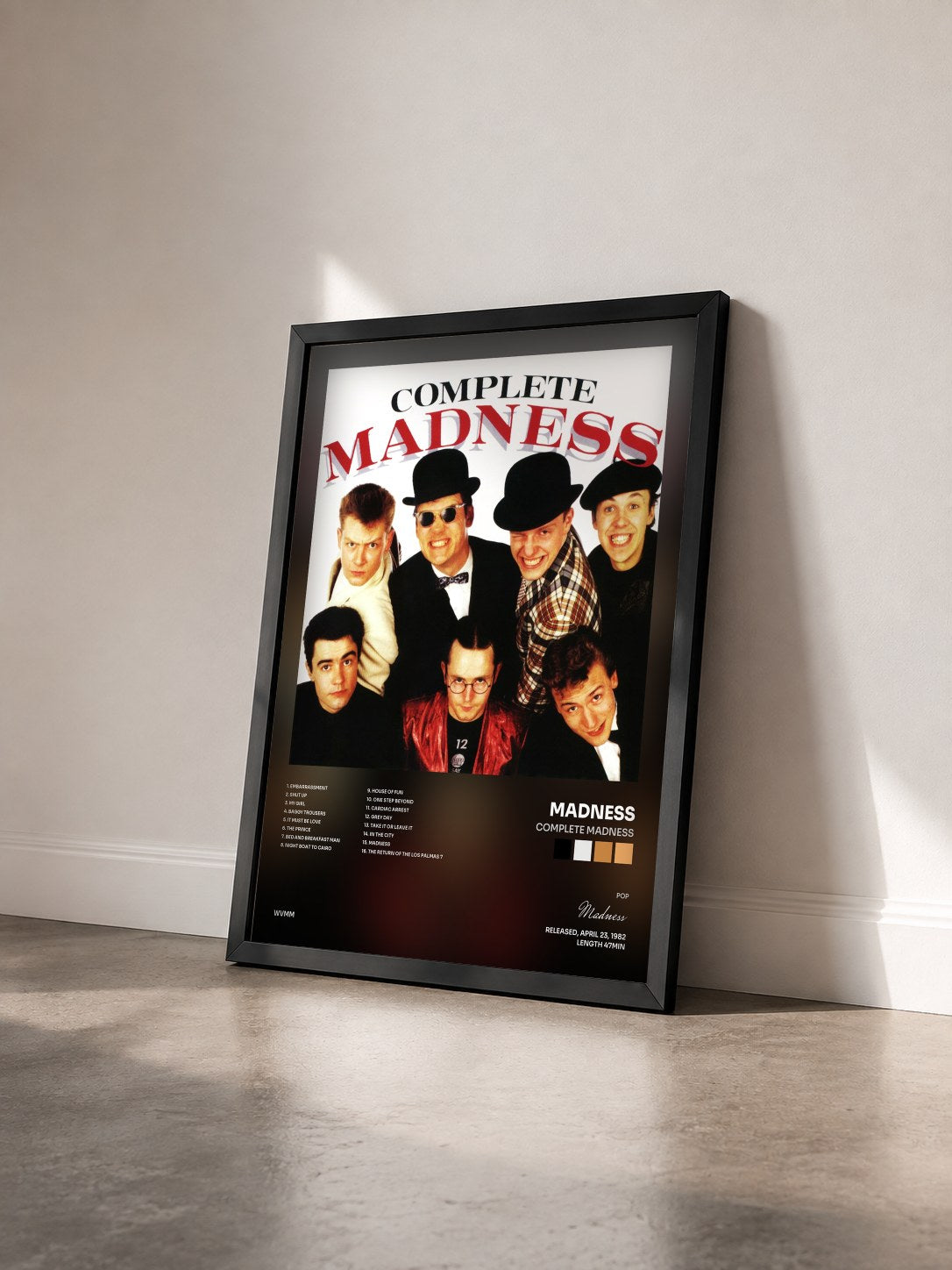 #noir Tableau de l'album Complete Madness de Madness vu de trois quarts, cadre noir