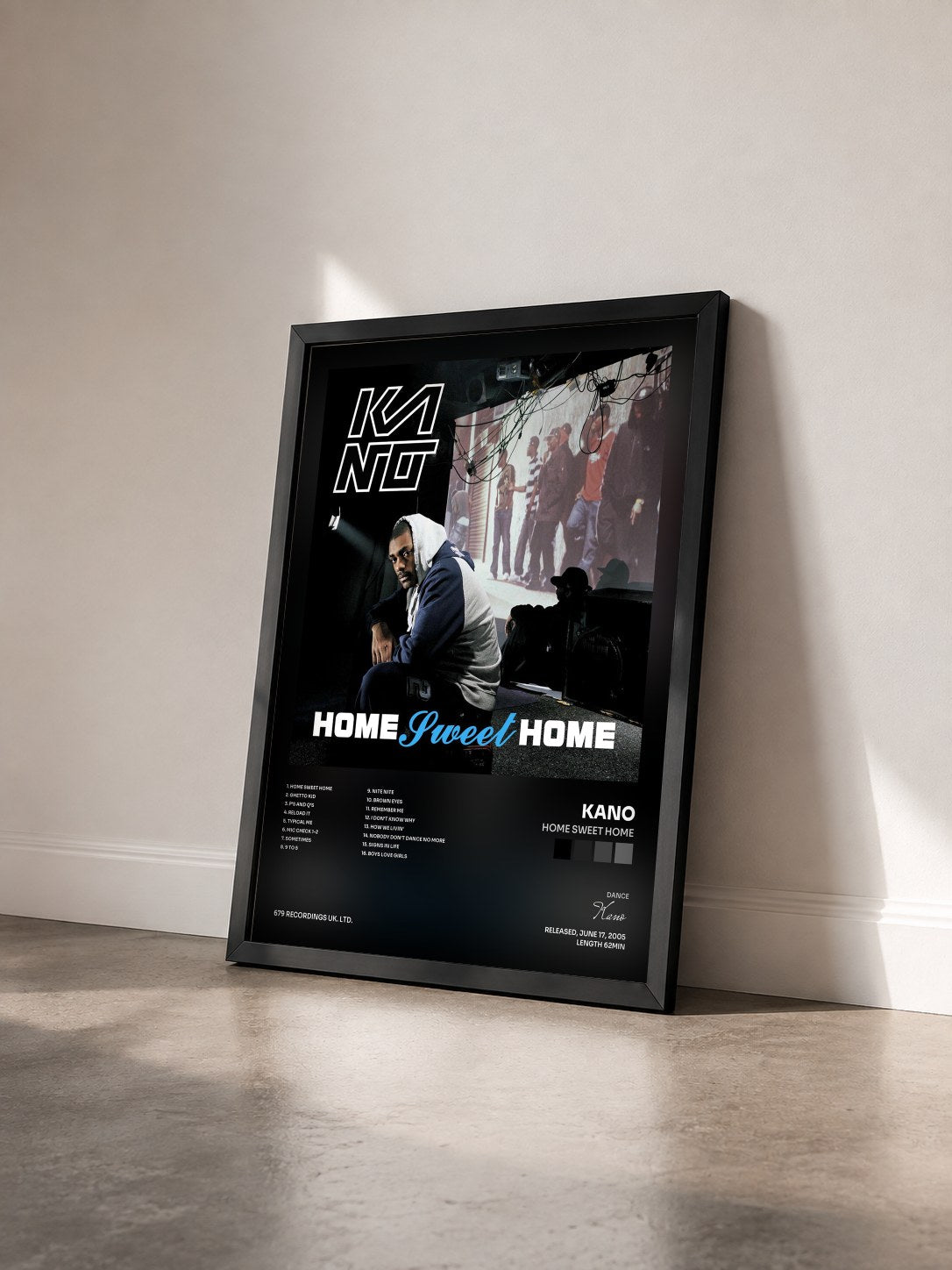 #noir Tableau de l'album Home Sweet Home de Kano vu de trois quarts, cadre noir