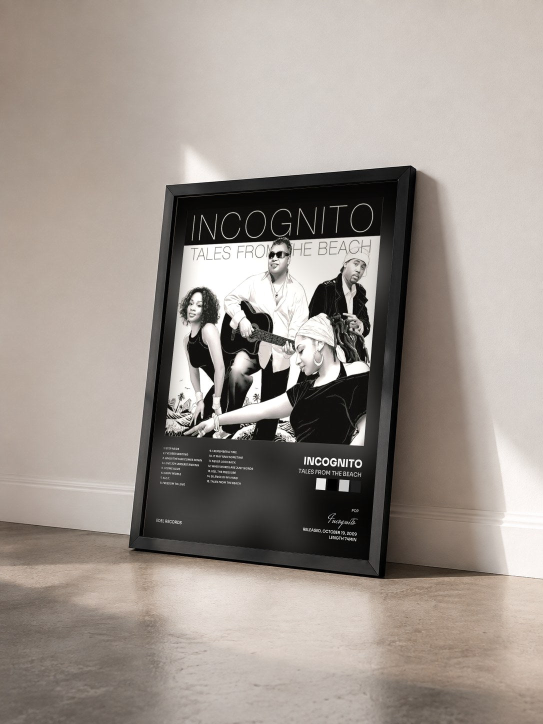 #noir Tableau de l'album Tales from the Beach de Incognito vu de trois quarts, cadre noir
