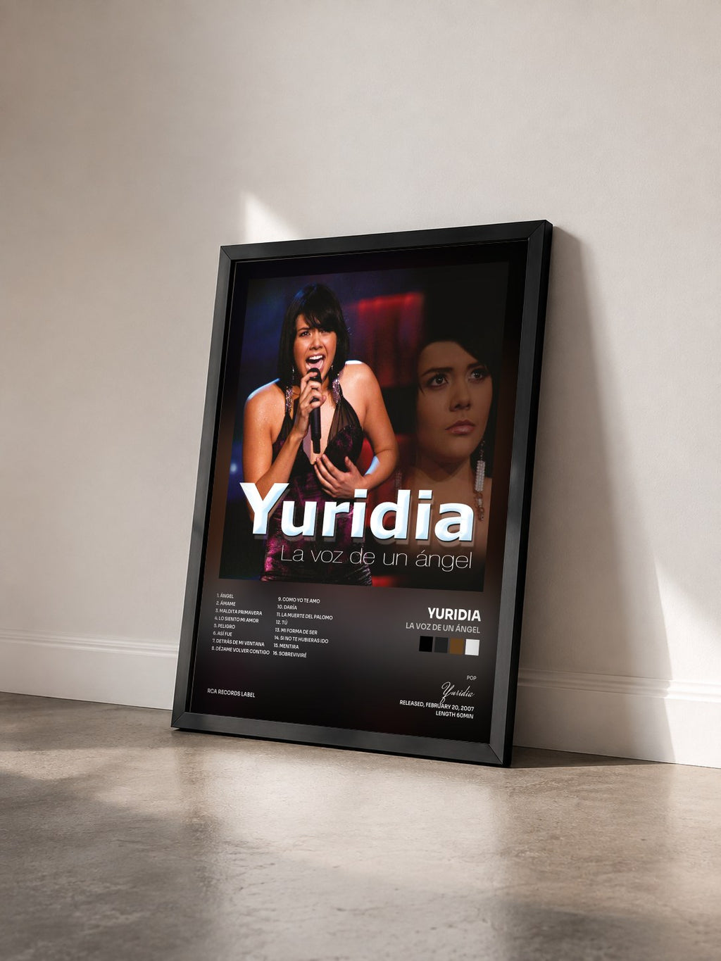 #noir Tableau de l'album La Voz de un Ángel de Yuridia vu de trois quarts, cadre noir