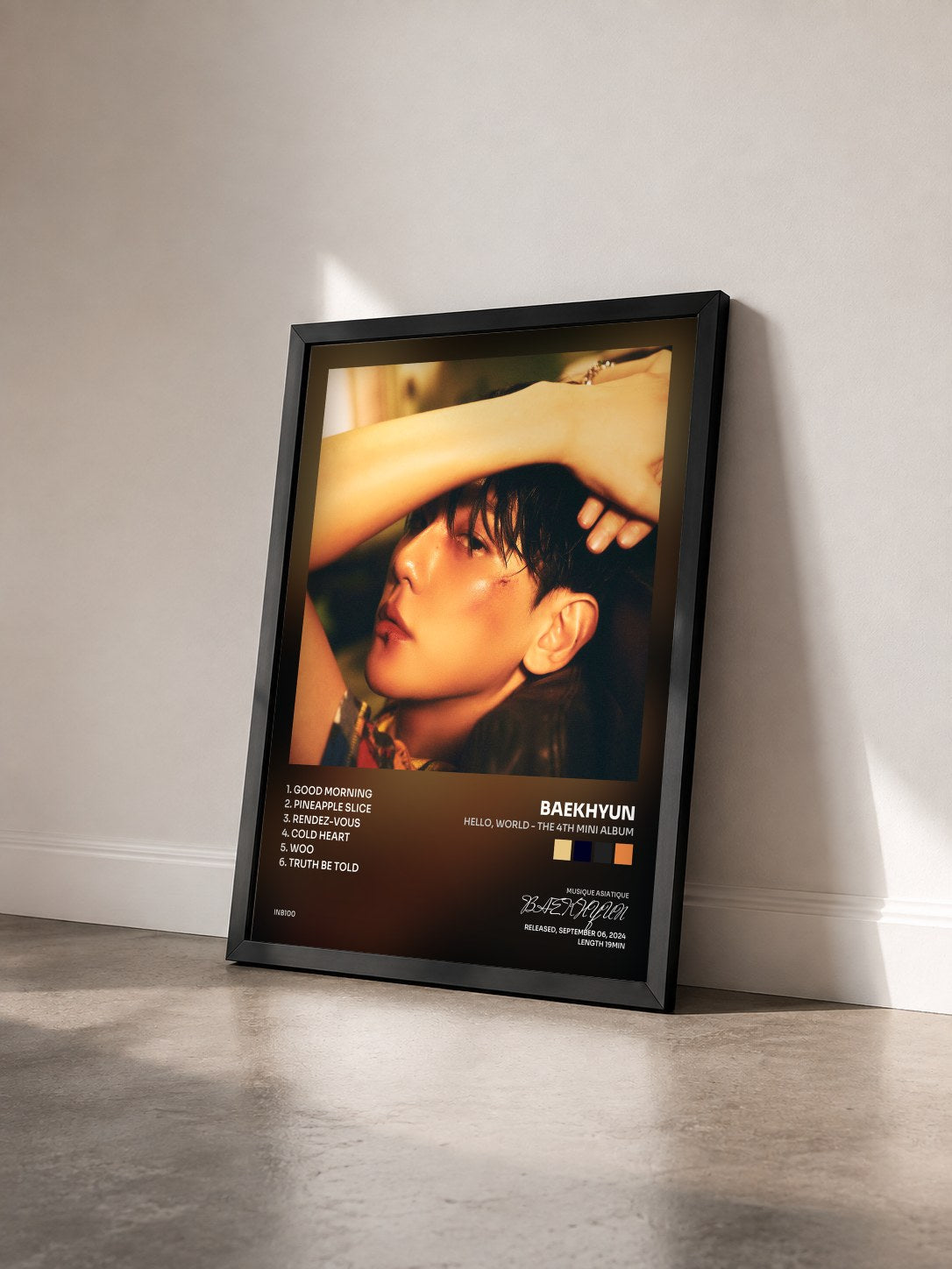 #noir Tableau de l'album Hello, World - The 4th Mini Album de BAEKHYUN vu de trois quarts, cadre noir