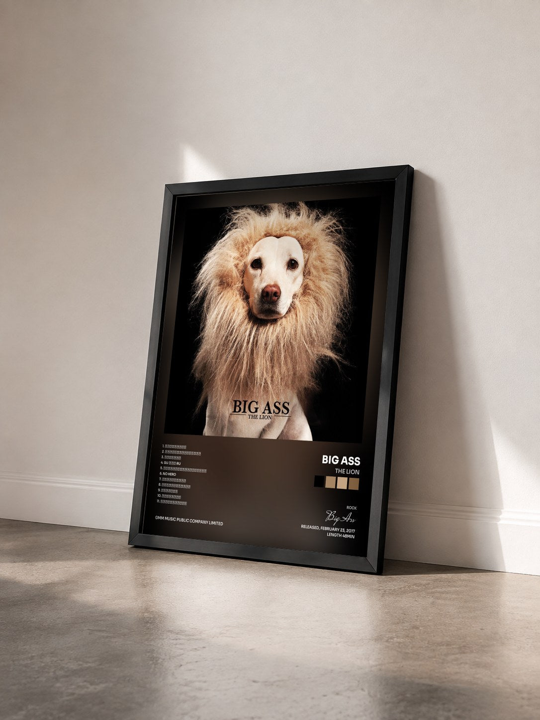 #noir Tableau de l'album THE LION de Big Ass vu de trois quarts, cadre noir