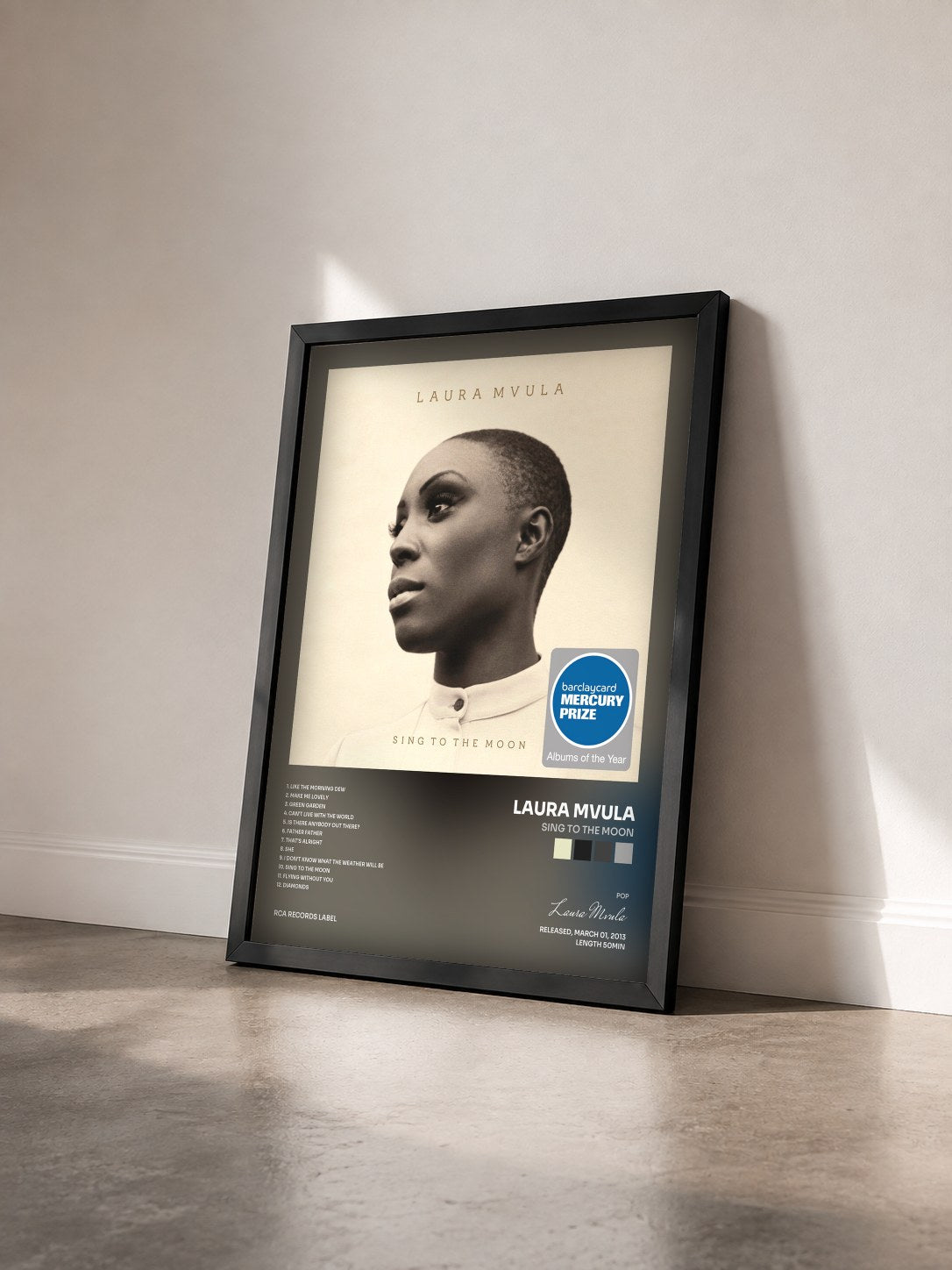 #noir Tableau de l'album Sing to the Moon de Laura Mvula vu de trois quarts, cadre noir